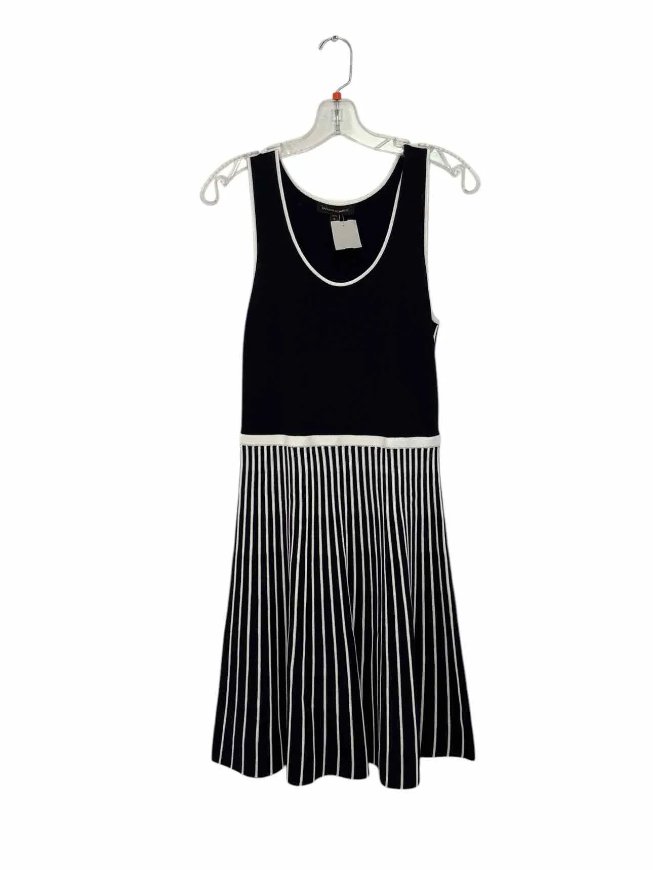 Banana Republic Size Medium Navy Print Pre-Owned Dress- Ladies